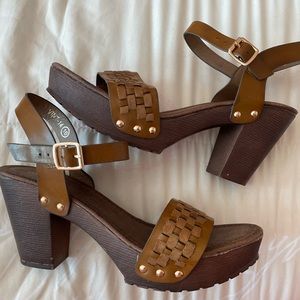 Nature Breeze Women's Vint-14  Buckle Comfort Medium Chunky Wooden Heel Sandal